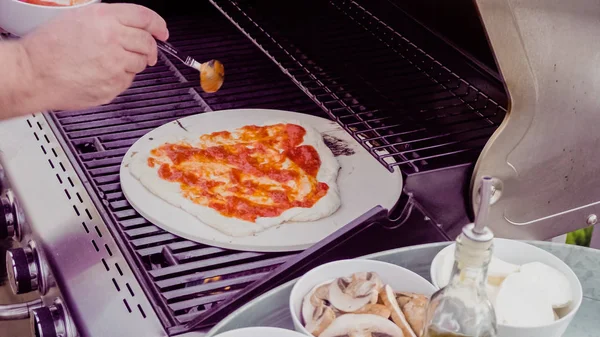 Izgara pizza pişirme — Stok fotoğraf