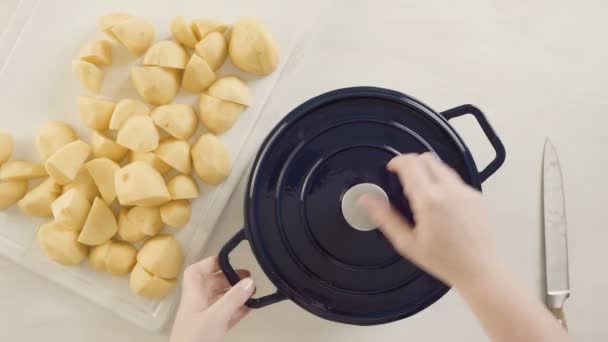 Desfasamento Temporal Passo Passo Preparando Batatas Trituradas Clássicas Para Jantar — Vídeo de Stock