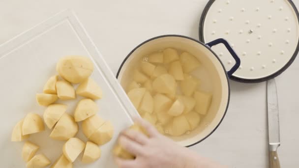 准备感恩节晚餐的经典土豆泥 — 图库视频影像