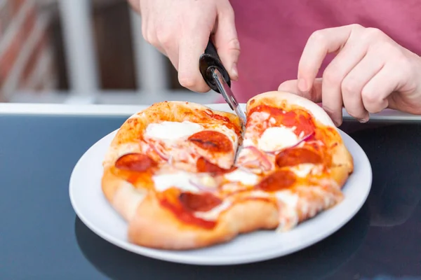 Äter pizza utomhus — Stockfoto