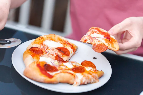 Äter pizza utomhus — Stockfoto