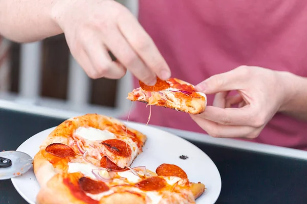 Comer pizza al aire libre — Foto de Stock