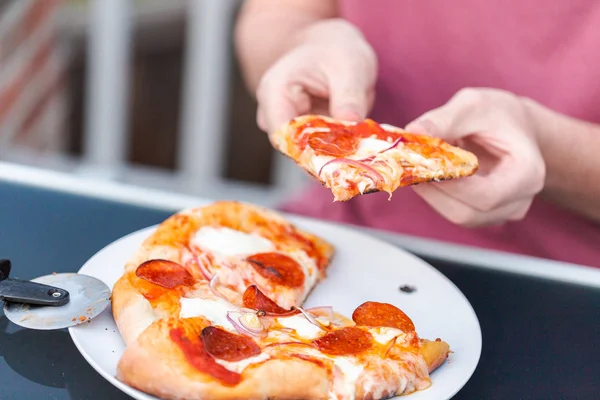 Pizza essen im Freien — Stockfoto