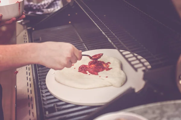 Приготовление пиццы на гриле — стоковое фото