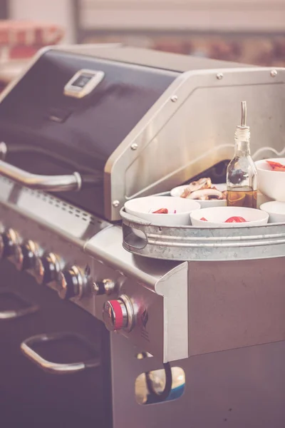 Cozinhar pizza grelhada — Fotografia de Stock