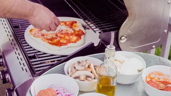 Vaření Grilovaná pizza — Stock fotografie