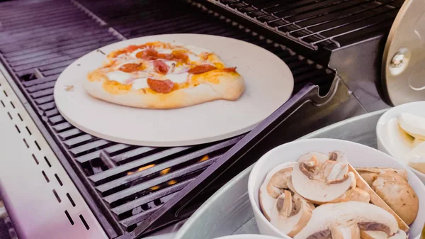 Roston sült pizza főzés — Stock Fotó