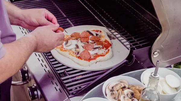 Cuisson pizza grillée — Photo