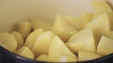 Adım adım. Klasik patates püresi Şükran günü yemeği için hazırlanıyor
