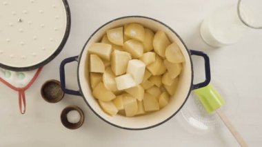 Adım adım. Klasik patates püresi Şükran günü yemeği için hazırlanıyor