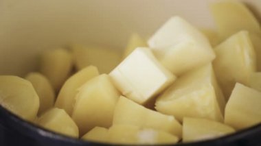Zaman atlamalı. Adım adım. Klasik patates püresi Şükran günü yemeği için hazırlanıyor
