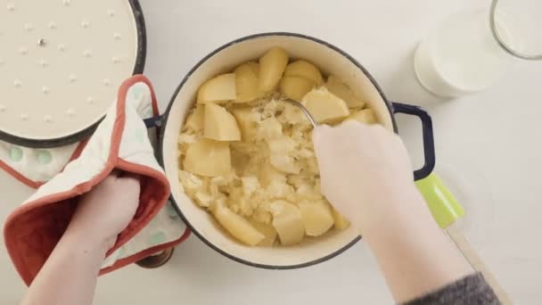 Проміжок Часу Крок Кроком Готує Класичні Картопляне Пюре Вечерю Подяки — стокове відео