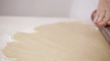 Adım adım. Pasta kabuk sıfırdan geleneksel kabak pasta için hazırlanıyor.