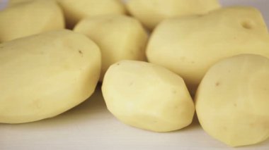 Adım adım. Yukon Altın patates klasik patates püresi için dilimleme.