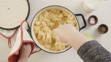 Adım adım. Klasik patates püresi yemek.