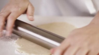 Adım adım. Klasik patates püresi Şükran günü yemeği için hazırlanıyor.