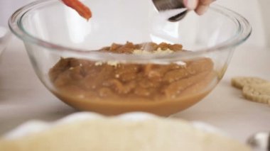 Adım adım. Klasik patates püresi Şükran günü yemeği için hazırlanıyor.
