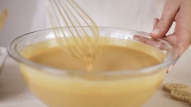 Adım adım. Klasik patates püresi Şükran günü yemeği için hazırlanıyor.