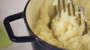 Adım adım. Klasik patates püresi yemek.