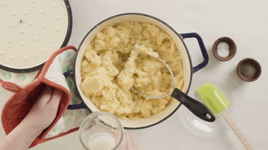 Adım adım. Klasik patates püresi yemek.