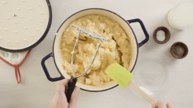 Adım adım. Klasik patates püresi yemek.