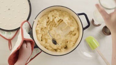Adım adım. Klasik patates püresi Şükran günü yemeği için hazırlanıyor