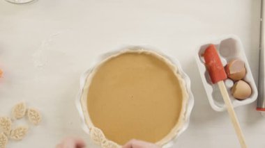 Adım adım. Şükran günü yemeği için geleneksel kabak pasta hazırlanıyor