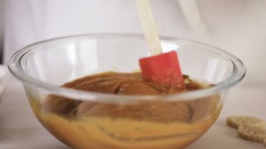 Adım adım. Geleneksel kabak pasta için pasta malzemeler karıştırma