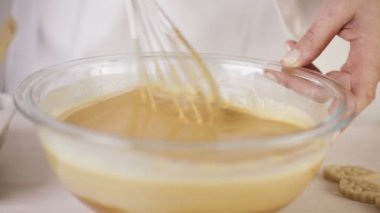 Adım adım. Geleneksel kabak pasta için pasta malzemeler karıştırma