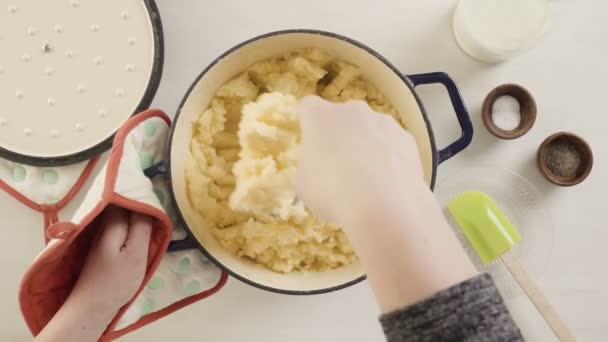 Steg För Steg Förbereda Klassiska Potatismos För Thanksgiving Middag — Stockvideo