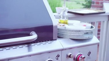 Açık hava ızgarasında pizza pişirmek.