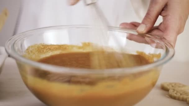 一歩一歩 伝統的なカボチャのパイのパイの材料を混ぜてください — ストック動画