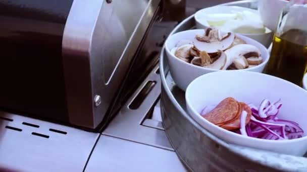 Matlagning Pizza Utomhus Gasgrill — Stockvideo