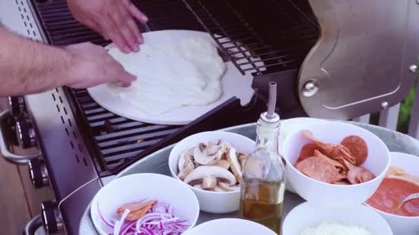 가스병에서 피자를 요리하는 — 비디오