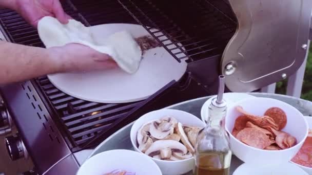 Matlagning Pizza Utomhus Gasgrill — Stockvideo