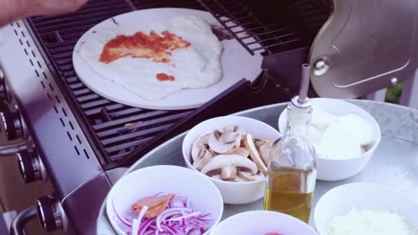 Matlagning Pizza Utomhus Gasgrill — Stockvideo