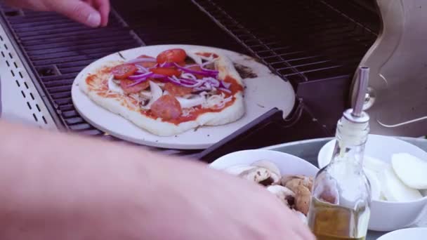 Cozinhar Pizza Churrasqueira Gás Livre — Vídeo de Stock