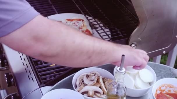 Pizza Kochen Auf Gasgrill Freien — Stockvideo