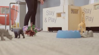 Küçük kız oyuncakları oyuncak kutuları yerel kütüphanede içine koyma