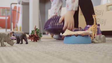 Küçük kız oyuncakları oyuncak kutuları yerel kütüphanede içine koyma.