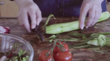 Bahar salatası için taze sebze Dilimleme