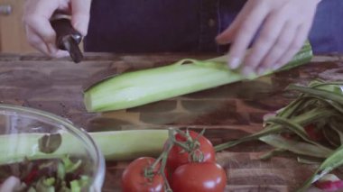 Bahar salatası için taze sebze Dilimleme