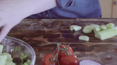 Bahar salatası için taze sebze Dilimleme