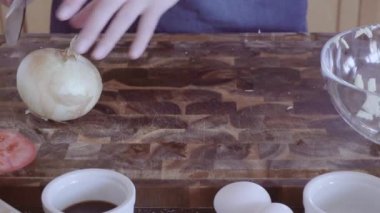 Ahşap kesme tahtası üzerinde sarı organik soğan kıyma