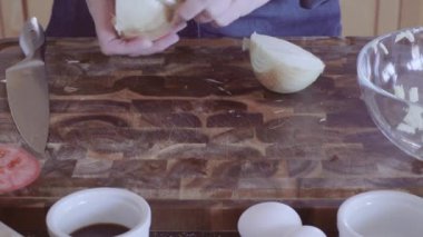 Ahşap kesme tahtası üzerinde sarı organik soğan kıyma