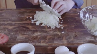 Ahşap kesme tahtası üzerinde sarı organik soğan kıyma