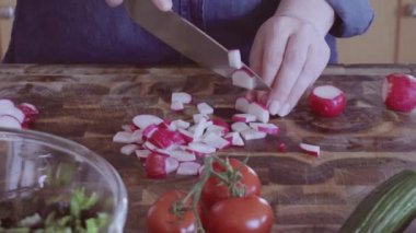 Bahar salatası için taze sebze Dilimleme.