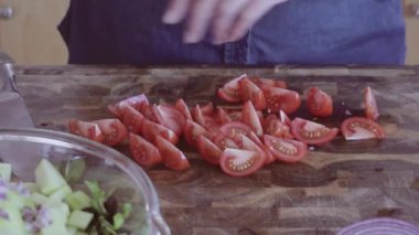 Bahar salatası için taze sebze Dilimleme