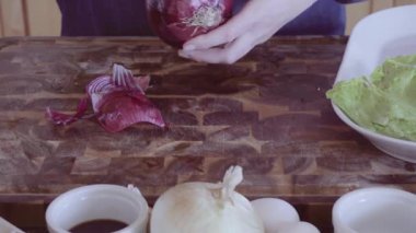 Gurme burger garnitür için taze organik sebze Dilimleme