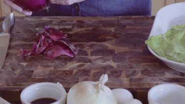 Gurme burger garnitür için taze organik sebze Dilimleme